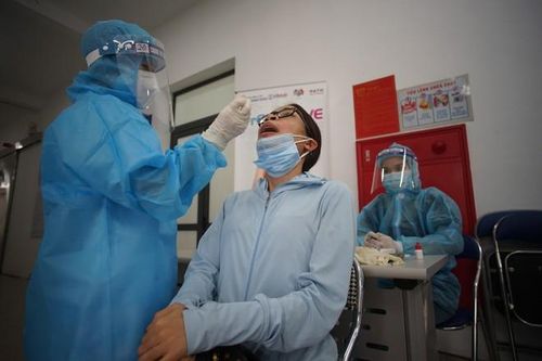 Hà Nội: Lấy mẫu xét nghiệm người lái xe đường dài về từ thành phố Hồ Chí Minh