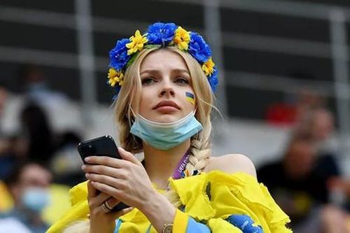 Fan nữ lột khẩu trang khoe nhan sắc trên khán đài EURO 2020