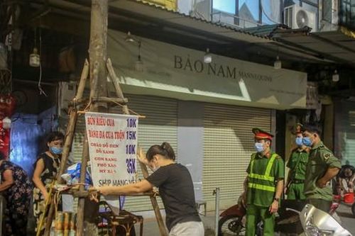 Hàng quán 'câu giờ' sai quy định, lực lượng chức năng liên tục nhắc nhở