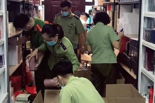 12 giờ kiểm đếm kho nước hoa 'hàng hiệu' siêu khủng giữa phố cổ Hà Nội