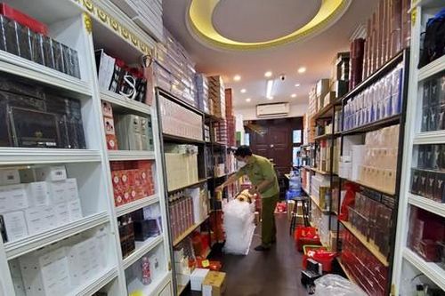 Cận cảnh phá cửa, đột kích kho nước hoa 'hàng hiệu' khủng ở phố cổ Hà Nội