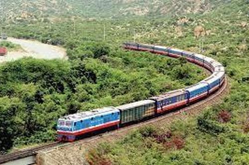 Dừng tàu khách giữa TPHCM và miền Trung thêm 20 ngày