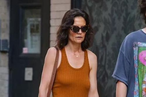 Katie Holmes 'thả rông' ra phố với sắc vóc già nua, xập xệ