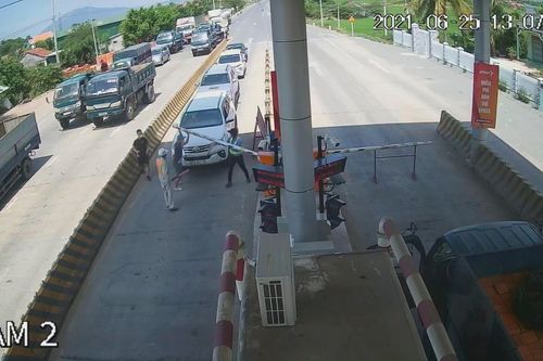 Đi ngược chiều còn gây gổ nhân viên thu phí
