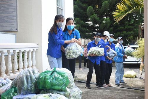 Những chuyến xe yêu thương tiếp tục hướng về vùng dịch
