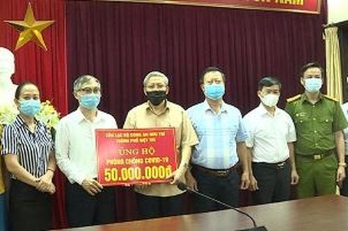 CLB Công an hưu trí Việt Trì ủng hộ 50 triệu đồng phòng chống dịch COVID-19