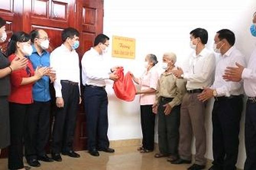 Bàn giao ngôi nhà 'Mái ấm cấp ủy' cho đảng viên có hoàn cảnh khó khăn ở Tam Nông