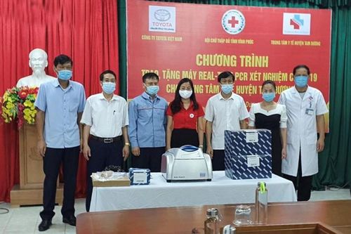 Vĩnh Phúc: Trao tặng thiết bị y tế phòng, chống dịch cho Trung tâm Y tế huyện Tam Dương
