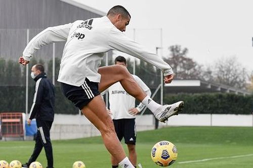 Chờ trận Bồ Đào Nha, fan nhớ lần Cristiano Ronaldo thực hiện 4 'tuyệt chiêu' trong 5 giây