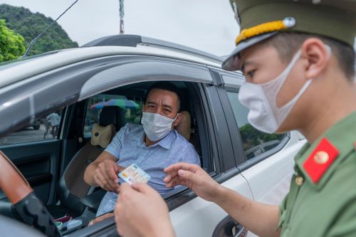 Cẩm Phả lập chốt kiểm soát người ra vào thành phố