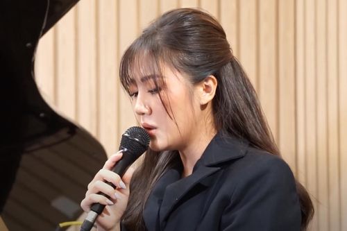 Văn Mai Hương hát live 'Tay trái chỉ trăng'