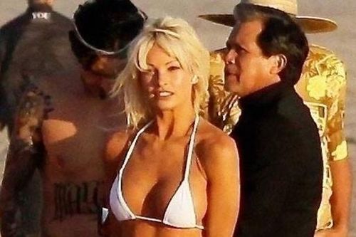 Lily James mang ngực giả để đóng phim về Pamela Anderson