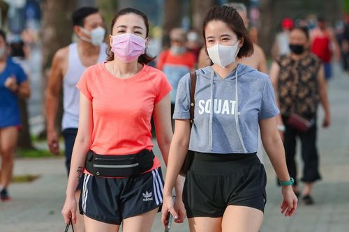 Quảng trường, công viên ở Hà Nội nhộn nhịp khi được nới giãn cách