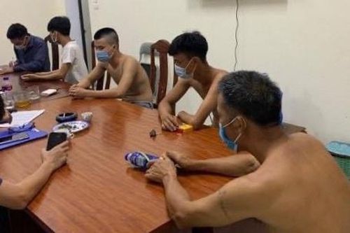 Tụ tập nói chuyện ở sân bóng, 6 người bị phạt 55 triệu đồng