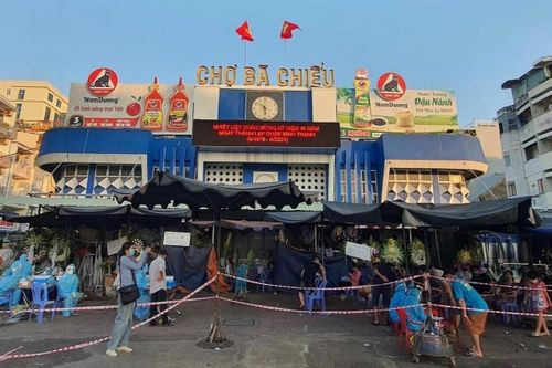 Lấy mẫu xét nghiệm cho 700 người ở chợ Bà Chiểu