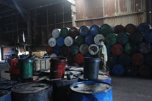 Xử phạt cơ sở sản xuất mỡ bôi trơn gây ô nhiễm khu dân cư