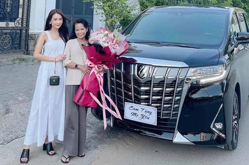 Sam tặng mẹ 'chuyên cơ mặt đất' Toyota Alphard 4,6 tỷ để... đi chợ