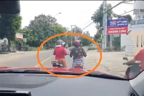 Hai 'ninja' đi xe máy đỗ giữa đường 'tám' chuyện như chốn không người