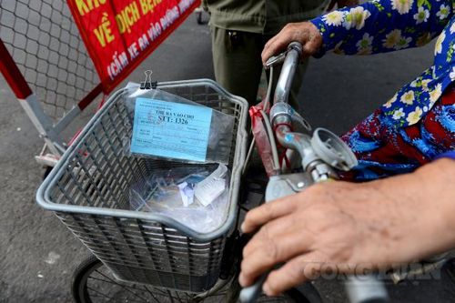 TP. HCM: Người dân xếp hàng nhận phiếu đi chợ mùa dịch