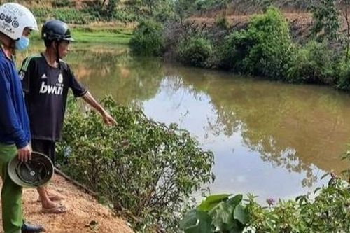 Ba mẹ con đi xe máy rơi xuống ao, 2 người tử vong