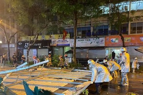 Mái tôn 70m2 từ nhà cao tầng lao xuống đường đè trúng nhiều ô tô