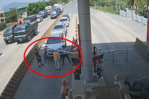 Clip nhóm tài xế đi ngược chiều, bẻ barie vượt trạm BOT