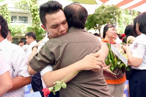 Giờ phút chia tay cấp 3, đám học trò nhận được tin nhắn đặc biệt của thầy giáo khiến ai cũng xúc động