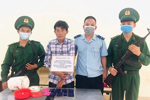 Bắt đối tượng ngụy trang ma túy trong ca nhựa