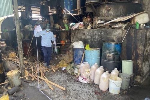 Bị đình chỉ, một cơ sở sản xuất mỡ bò vẫn lén lút hoạt động