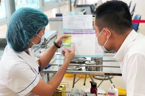 Triển khai tiêm vắc xin phòng COVID-19 đợt 3 cho nhân viên y tế