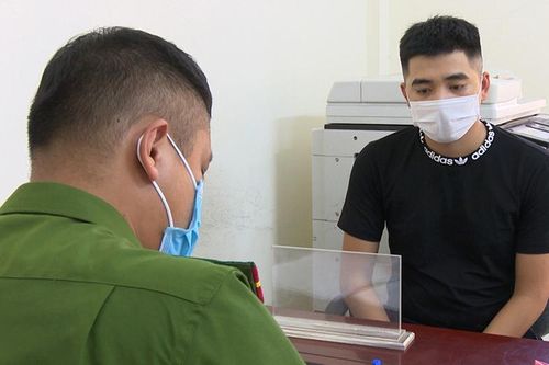 Làm giả con dấu để đưa người qua chốt kiểm dịch
