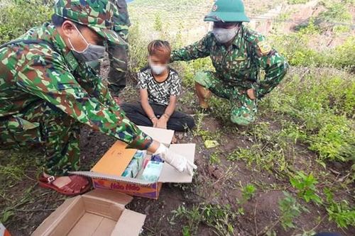 Bắt giữ nam thanh niên 16 tuổi vận chuyển 5 kg ma túy từ Lào về