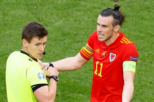 Bale văng tục khi trọng tài tham khảo VAR