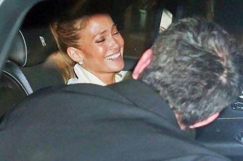 Jennifer Lopez thoải mái thể hiện tình cảm với Ben Affleck