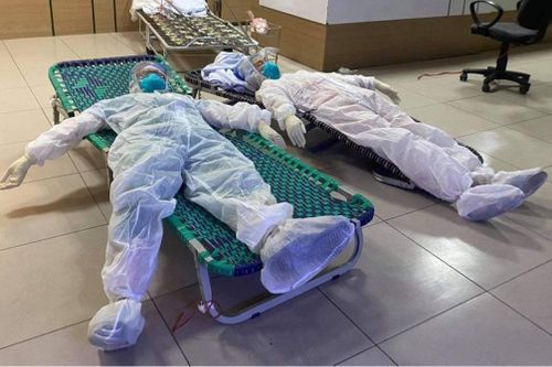 Chuyện chăm sóc những bệnh nhân Covid-19 'nửa tỉnh, nửa mê'