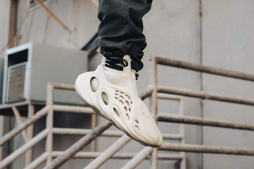 Kanye West kiện Walmart vì bán giày Foam Runner giả