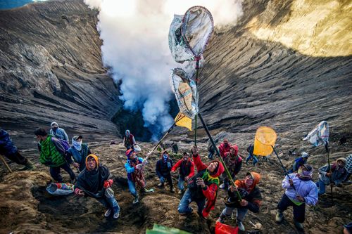 Hàng nghìn người Indonesia leo lên miệng núi lửa làm lễ hiến tế