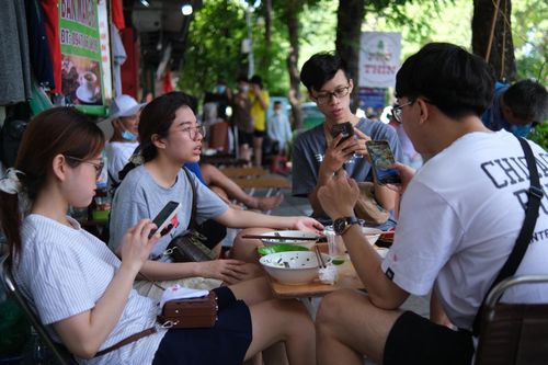 Hàng quán tràn lan vỉa hè khi Hà Nội có ca mắc Covid-19 mới