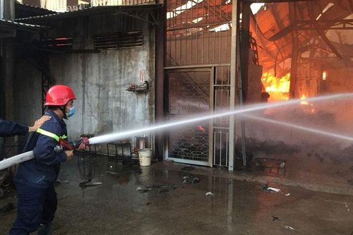 Cháy lớn tại xưởng làm hương ở Bình Dương