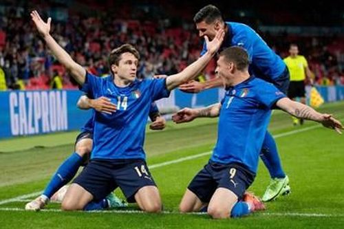 Italia giành vé vào tứ kết sau chiến thắng nhọc nhằn trước Áo