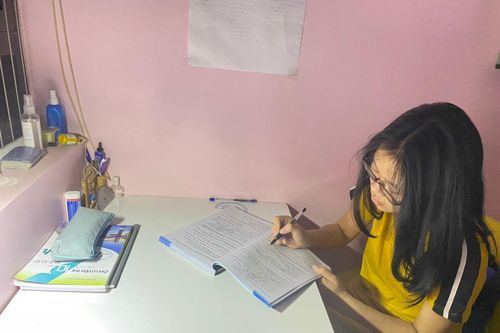 Mẹ đi chống dịch Covid-19, con đạt điểm cao trong kì thi lớp 10