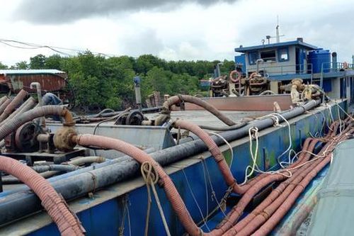 Nhiều phương tiện vận chuyển cát nhiễm mặn không rõ nguồn gốc trên sông Mỏ Nhát