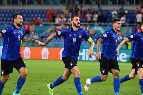 Dự bị lên tiếng, Italia nhọc nhằn vượt qua Áo