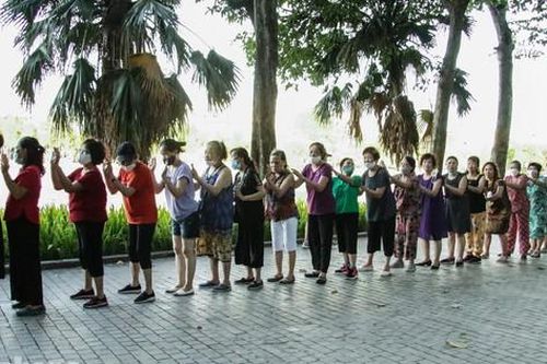 Nới lỏng giãn cách, nhiều người ra đường tập thể dục nhưng quên khẩu trang