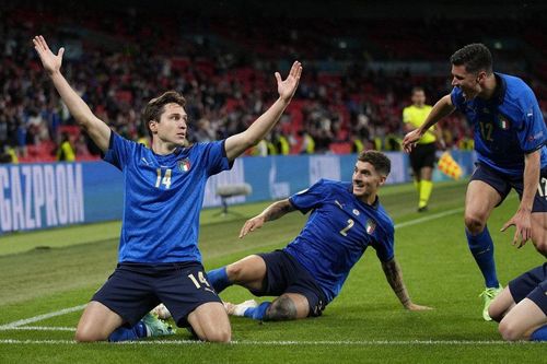 Italia và Đan Mạch vào tứ kết EURO 2020 sau những trận cầu đầy cảm xúc
