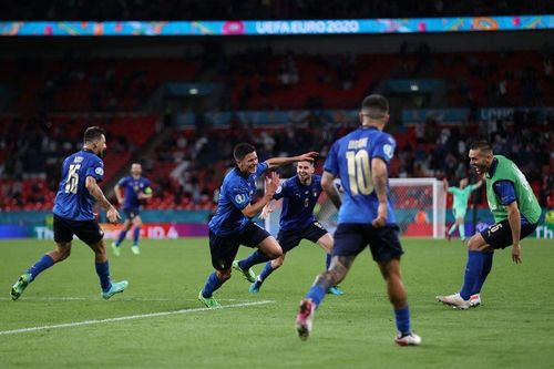Xác định 2 đội bóng đầu tiên vào tứ kết EURO 2020