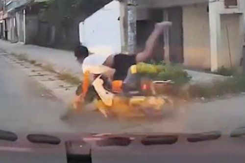 Nóng trên đường: Phóng nhanh, không mũ, nam sinh khiến ô tô vạ lây