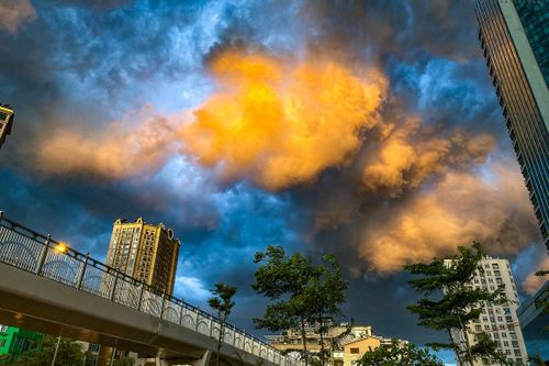 Ấn tượng với mây trời cuồn cuộn trước cơn giông lớn ở Hà Nội