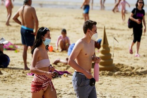 Dù quy định nới lỏng, dân Tây Ban Nha vẫn duy trì đeo khẩu trang ngừa COVID-19