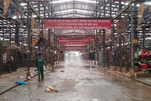 TP Hồ Chí Minh: Quân đội phun khử khuẩn toàn bộ chợ đầu mối Bình Điền